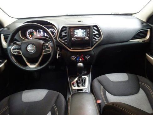 Used 2018 Jeep Cherokee Latitude w/ Altitude Package image 32