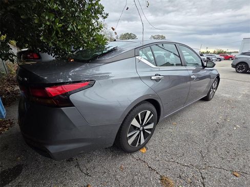Used 2021 Nissan Altima 2.5 SV image 3