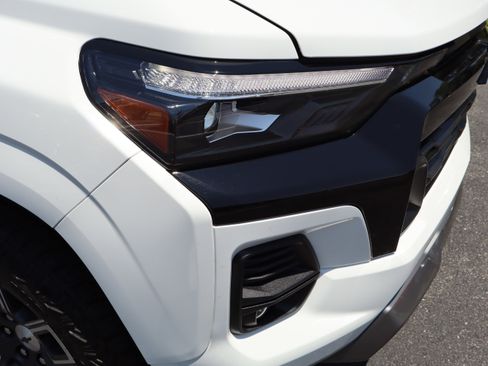 Used 2025 Chevrolet Colorado Z71 w/ Technology Package AWD/4WD image 11