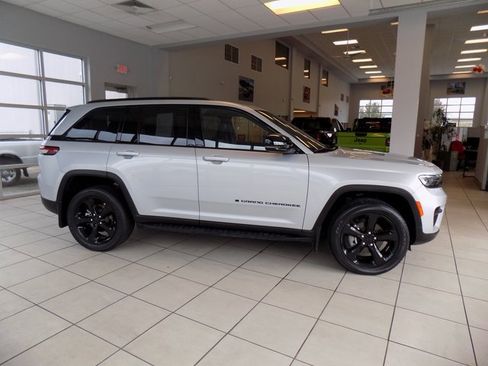 Certified 2023 Jeep Grand Cherokee Altitude image 9