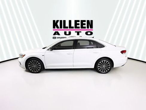 Used 2022 Volkswagen Passat 2.0T image 4