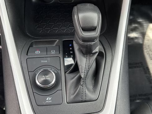 Used 2025 Toyota RAV4 XLE AWD/4WD image 18