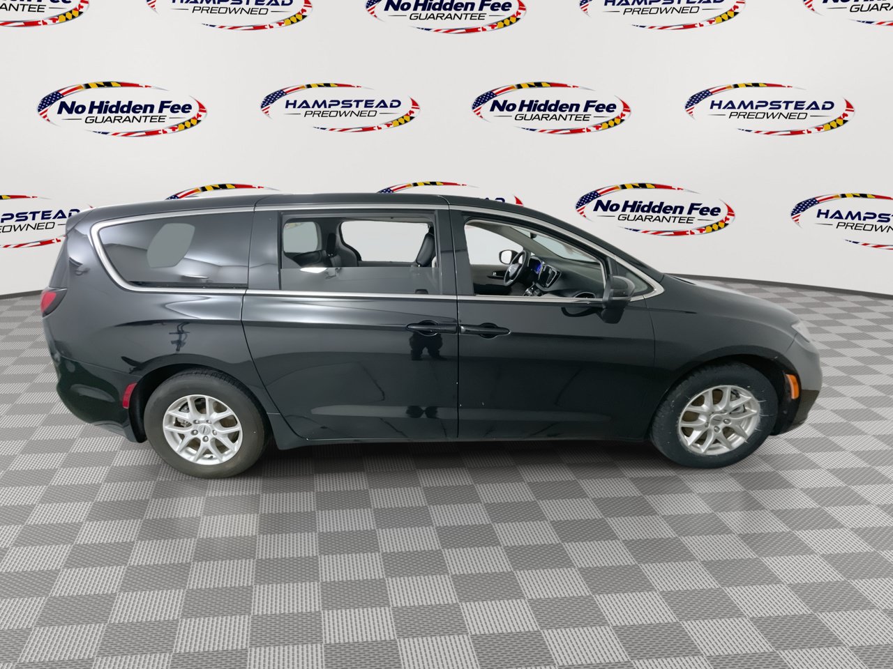 Used 2023 Chrysler Pacifica Touring-L FWD image 10