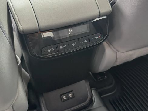 Used 2021 Toyota Highlander XLE AWD/4WD image 32