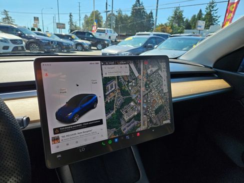 Used 2021 Tesla Model Y Long Range AWD/4WD image 21
