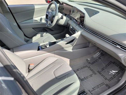 New 2025 Hyundai Elantra SEL image 18