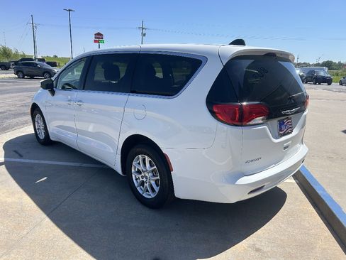 Used 2023 Chrysler Voyager LX FWD image 3