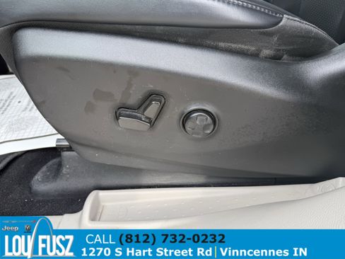 Used 2023 Chrysler Pacifica Touring-L image 15