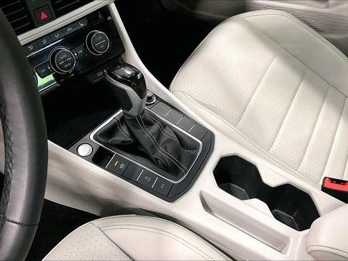 Used 2024 Volkswagen Jetta SE w/ Panoramic Sunroof Package FWD image 17