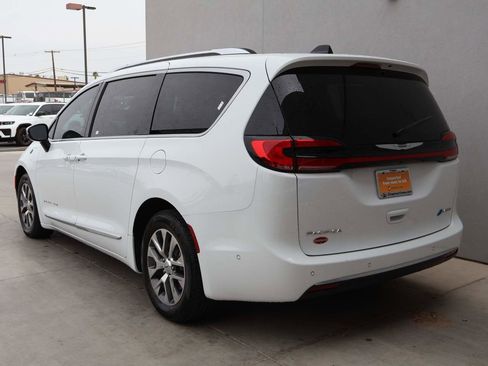 Used 2025 Chrysler Pacifica Pinnacle FWD image 3