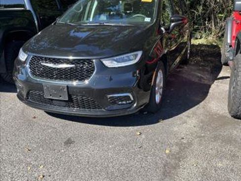 Certified 2023 Chrysler Pacifica Touring-L image 1