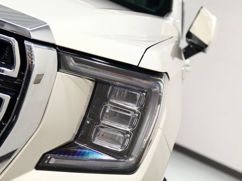 Used 2021 GMC Yukon XL SLT w/ SLT Luxury Plus Package image 7