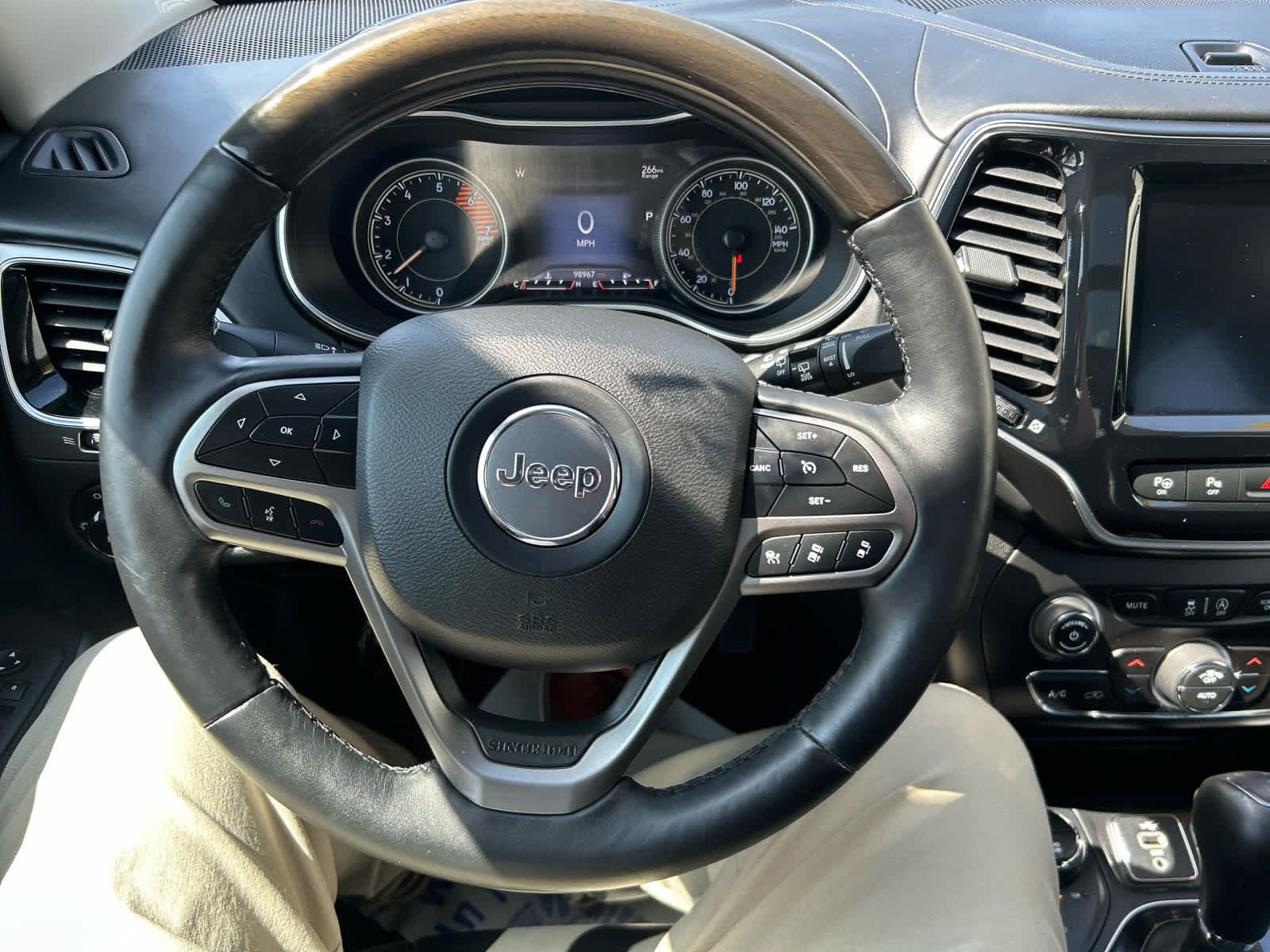 Used 2019 Jeep Cherokee Overland w/ Technology Group AWD/4WD image 16