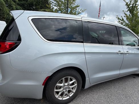 Used 2024 Chrysler Pacifica Touring-L FWD image 8