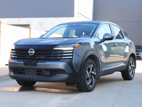 Used 2025 Nissan Kicks SV image 2