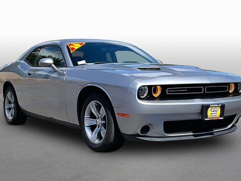Used 2016 Dodge Challenger SXT RWD image 10