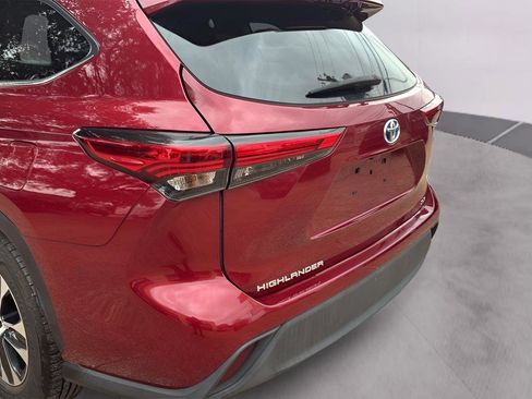 Used 2020 Toyota Highlander XLE image 20