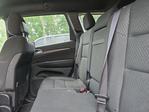 Used 2018 Jeep Grand Cherokee Laredo AWD/4WD image 12