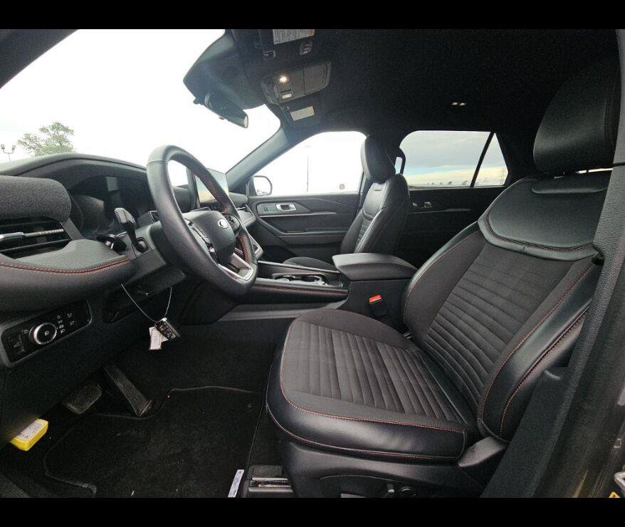 Used 2025 Ford Explorer ST-Line w/ ST-Line Street Pack AWD/4WD image 2