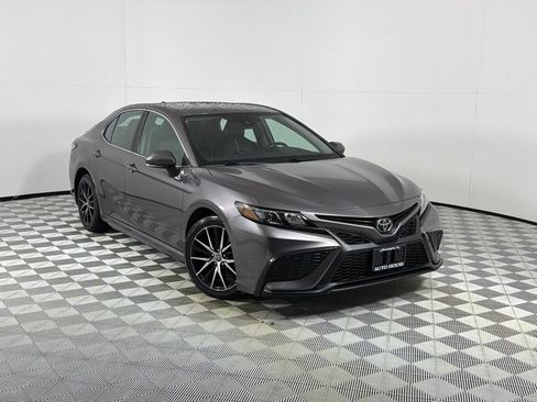 Used 2022 Toyota Camry SE FWD image 2