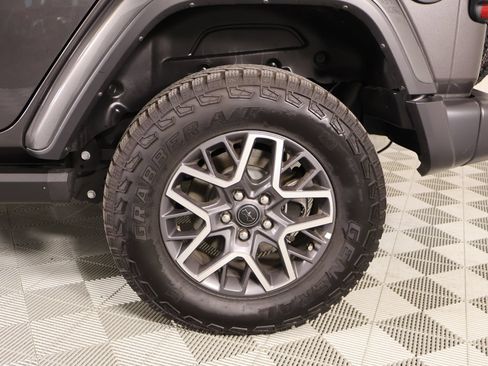 Used 2025 Jeep Wrangler Unlimited Sahara AWD/4WD image 19