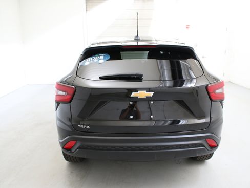 Certified 2025 Chevrolet Trax LS FWD image 8