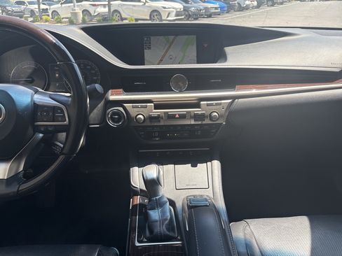 Used 2017 Lexus ES 300h w/ Luxury Package FWD image 30