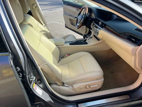 Used 2013 Lexus ES 300h w/ Luxury Pkg image 10