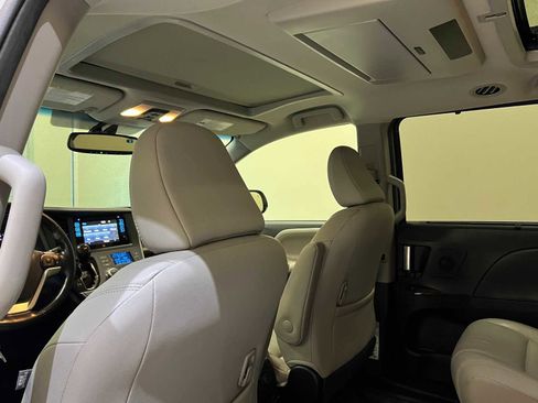 Used 2017 Toyota Sienna Limited Premium image 12
