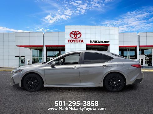 Used 2025 Toyota Camry SE FWD image 2