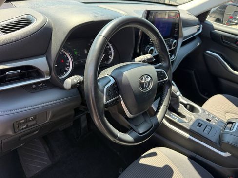 Certified 2025 Toyota Highlander LE AWD/4WD image 33