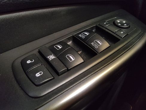 Used 2019 Jeep Cherokee Limited FWD image 27