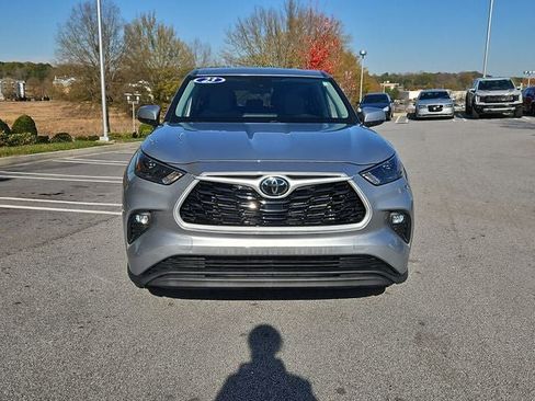 Used 2023 Toyota Highlander LE image 3