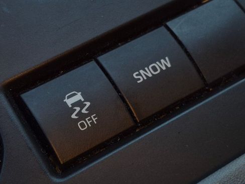 Used 2022 Toyota Highlander LE FWD image 14