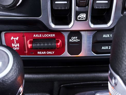 Used 2024 Jeep Gladiator Mojave AWD/4WD image 26