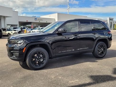 Used 2025 Jeep Grand Cherokee Altitude image 3