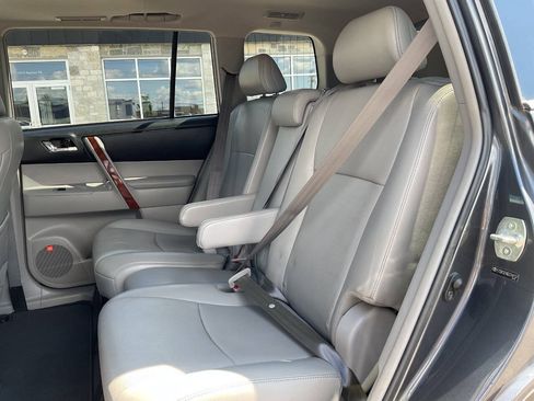 Used 2013 Toyota Highlander Limited AWD/4WD image 32