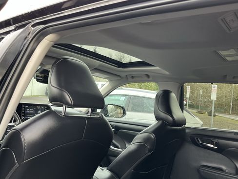 Used 2022 Toyota Highlander XLE image 15