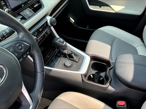 Used 2019 Toyota RAV4 Limited AWD/4WD image 18