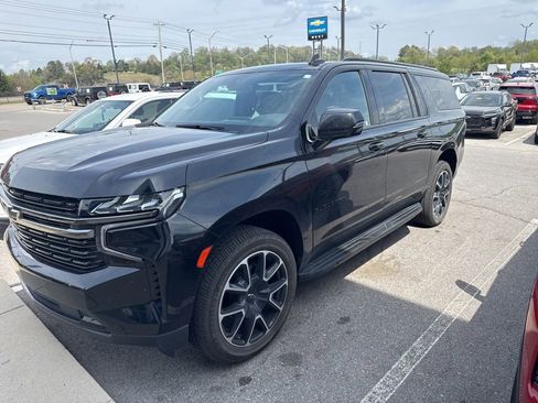 Used 2022 Chevrolet Suburban RST w/ Luxury Package image 2