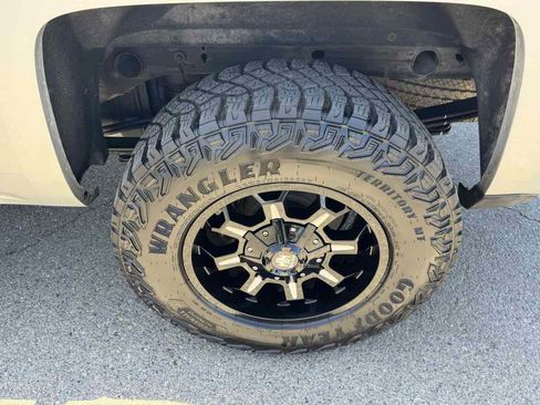 Used 2018 Chevrolet Silverado 1500 LT w/ Texas Edition AWD/4WD image 34