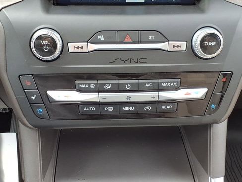 Used 2020 Ford Explorer Platinum w/ Premium Technology Package AWD/4WD image 20