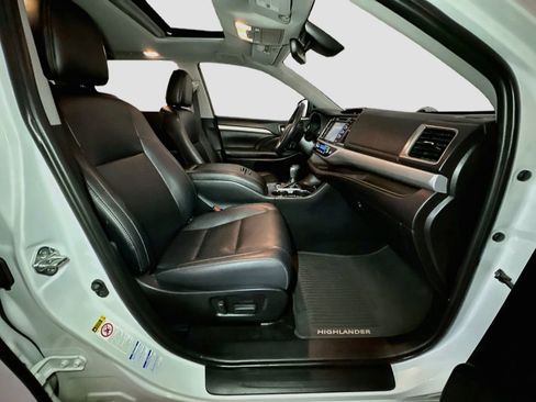 Used 2019 Toyota Highlander XLE AWD/4WD image 39