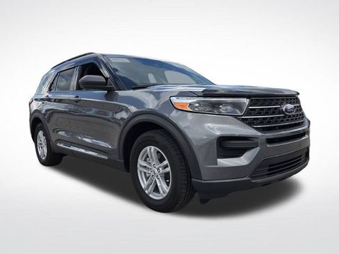 Certified 2024 Ford Explorer XLT RWD image 1
