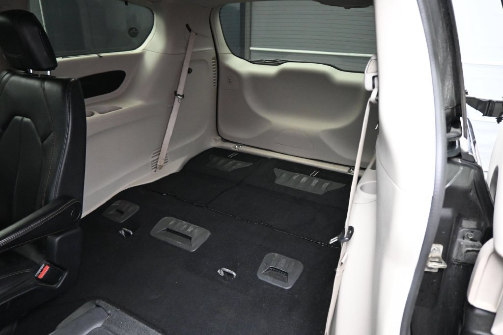 Used 2019 Chrysler Pacifica Touring-L FWD image 25