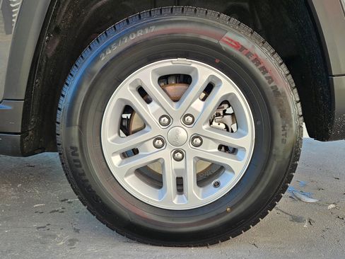 Used 2024 Jeep Grand Cherokee Laredo image 29