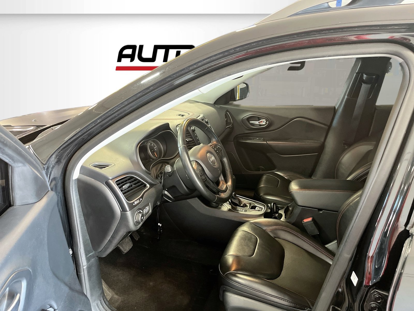Used 2019 Jeep Cherokee Trailhawk w/ Cold Weather Group AWD/4WD image 22