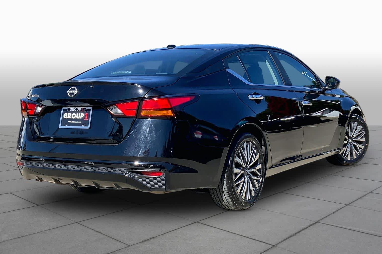 Used 2025 Nissan Altima 2.5 SV FWD image 12