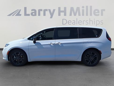 New 2026 Chrysler Pacifica Select FWD image 2