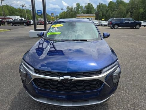 Used 2024 Chevrolet Trax LT w/ Driver Confidence Package FWD image 3